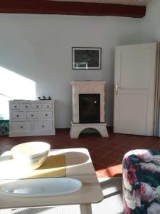 - un salon avec une table et une cheminée dans l'établissement Ferienwohnung am Kirchplatz 25561, à Weener