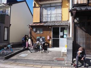 Clientes alojados en Backpackers Hostel TSUBAMENOYADO