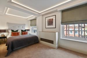sypialnia z łóżkiem i 2 oknami w obiekcie Hope House Residences by Q Apartments w Londynie