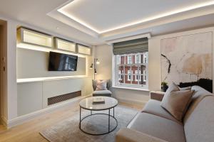 Hope House Residences by Aeria Apartments tesisinde bir televizyon ve/veya eğlence merkezi