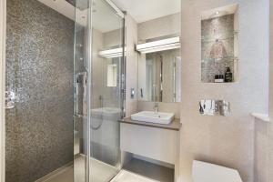 Hope House Residences by Aeria Apartments tesisinde bir banyo +37 fotoğraf
