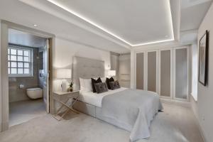 Hope House Residences by Aeria Apartments tesisinde bir odada yatak veya yataklar