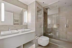 Hope House Residences by Aeria Apartments tesisinde bir banyo
