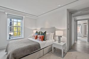 Hope House Residences by Aeria Apartments tesisinde bir odada yatak veya yataklar