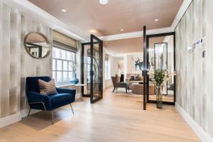 Hope House Residences by Aeria Apartments tesisinde bir oturma alanı