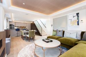 Hope House Residences by Aeria Apartments tesisinde bir oturma alanı