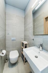 Ett badrum på River city apartments No 3 by URBAN RENT