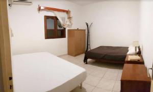 سرير أو أسرّة في غرفة في 4 bedrooms appartement with sea view enclosed garden and wifi at Bandrele