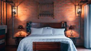 a bedroom with a large bed with two lamps at LaPianta in Monte Verde