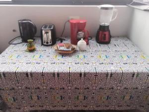 a table topped with a bed with a blender at Apartamento familiar in Tarapoto