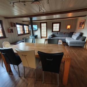 sala de estar con mesa de madera y sillas en Gîte de Mase sur la rive droite du Val d'Hérens, en Mase