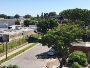 uma vista aérea de um parque de estacionamento numa cidade em Biloba em Colônia do Sacramento
