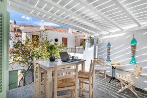 スコペロスにあるLemon Garden House Skopelosのパティオ(ノートパソコン付きのテーブル付)