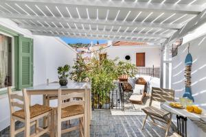 スコペロスにあるLemon Garden House Skopelosのパティオ(白いパーゴラ、テーブル、椅子付) +52枚の写真