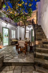 スコペロスにあるLemon Garden House Skopelosのパティオ(テーブル、木、階段付)