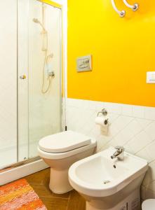 シラクーサにあるAppartamento a Ortigiaのバスルーム(トイレ、シャワー、シンク付)