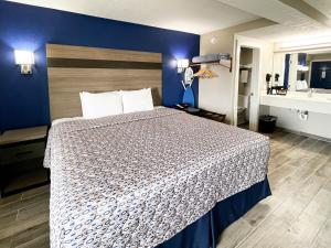Un ou plusieurs lits dans un hébergement de l'établissement Studio 6 Suites Rockport, TX