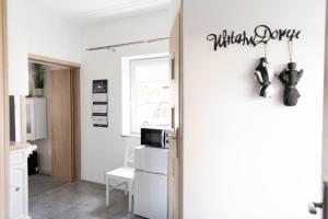 Stylowy apartament w historycznej części Gdańska في غدانسك: غرفة مع باب مع لافتة تبين الاتجاه