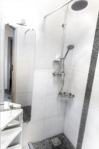 uma casa de banho com um chuveiro e uma porta de vidro em Stylowy apartament w historycznej części Gdańska em Gdańsk