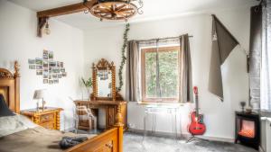 Un dormitorio con una cama y una guitarra. en Stylowy apartament w historycznej części Gdańska, en Gdansk