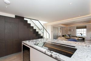 Hope House Residences by Aeria Apartments tesisinde mutfak veya mini mutfak