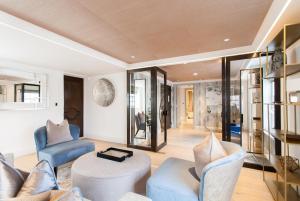Hope House Residences by Aeria Apartments tesisinde bir oturma alanı