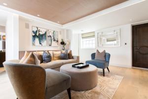 Hope House Residences by Aeria Apartments tesisinde bir oturma alanı