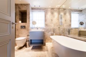 Hope House Residences by Aeria Apartments tesisinde bir banyo