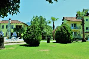 una casa con dos arbustos delante de un patio en Summer Life Villa Apart en Dalyan