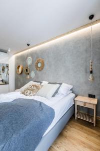 een slaapkamer met een groot bed en een muur bij Apartament Forrest Pardałówka in Zakopane