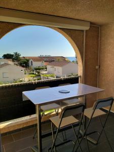 d'une table et de chaises sur un balcon avec vue. dans l'établissement studio à 100m de la plage et de la piscine, à Cervione