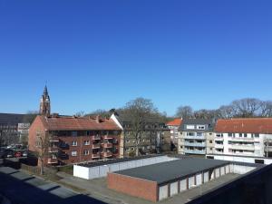 an overhead view of a building with a roof at Ferienwohnung Krabbe in Wilhelmshaven