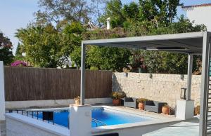 uma piscina sob um pavilhão ao lado de uma piscina em El Camerote em Mijas