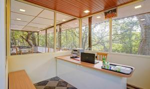 Treebo Cecil Resort, 600 Mtrs From Matheran Railway Station的厨房或小厨房
