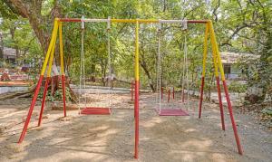 Treebo Cecil Resort, 600 Mtrs From Matheran Railway Station的儿童游玩区