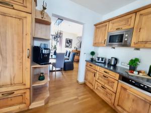 Kuchnia lub aneks kuchenny w obiekcie STADTVILLA BELLE KITZ im Zentrum mit Sauna by Belle Stay