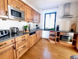 Kuchnia lub aneks kuchenny w obiekcie STADTVILLA BELLE KITZ im Zentrum mit Sauna by Belle Stay