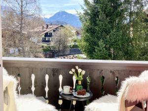 balkon ze stołem i widokiem na góry w obiekcie STADTVILLA BELLE KITZ im Zentrum mit Sauna by Belle Stay w mieście Kitzbühel +37 zdjęć