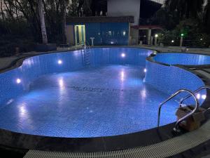 Chitwan Riverside Resort内部或周边的泳池