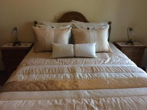 Uma cama ou camas num quarto em Palheiro Residence