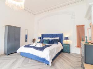 a bedroom with a blue bed and a blue cabinet at Mews Retreat in Camborne