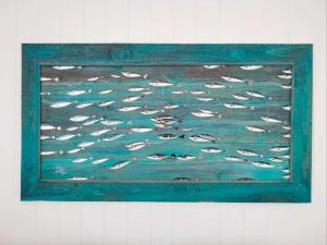 una pintura de un grupo de peces en el agua en The Bolthole en Kingsbridge