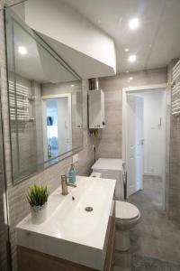 y baño con lavabo, aseo y espejo. en Ideal Apartments Grobla, en Gdansk
