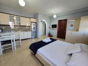 1 dormitorio grande con 1 cama grande y cocina en Guesthouse Redilka en Ksamil