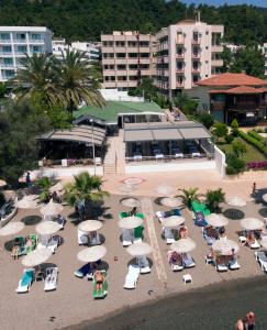 マルマリスにあるAmos Hotelのビーチのオーバーヘッドビュー(椅子、パラソル付)