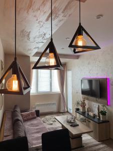 茲拉蒂博爾的住宿－Apartman Rekić 23 Gondola，带沙发和3盏挂灯的客厅