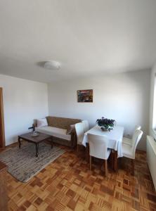 un salon avec un canapé, une table et des chaises dans l'établissement Vila Kasindol, à Sarajevo