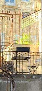 une clôture métallique avec une table devant un bâtiment dans l'établissement Les Tiercelines, à Dole