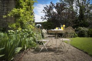 une table et des chaises dans un jardin dans l'établissement Mallard Grange B&B, à Ripon