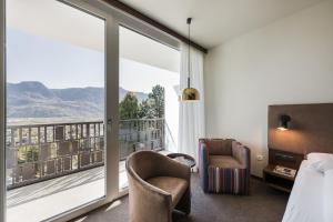 een hotelkamer met uitzicht op de bergen bij Hotel Braunsbergerhof in Lana